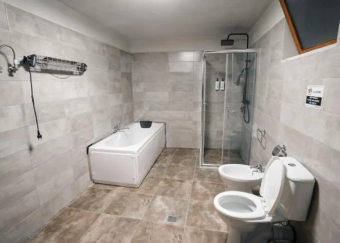 Keshtjella Xhabeqos Otel Ljaknasi